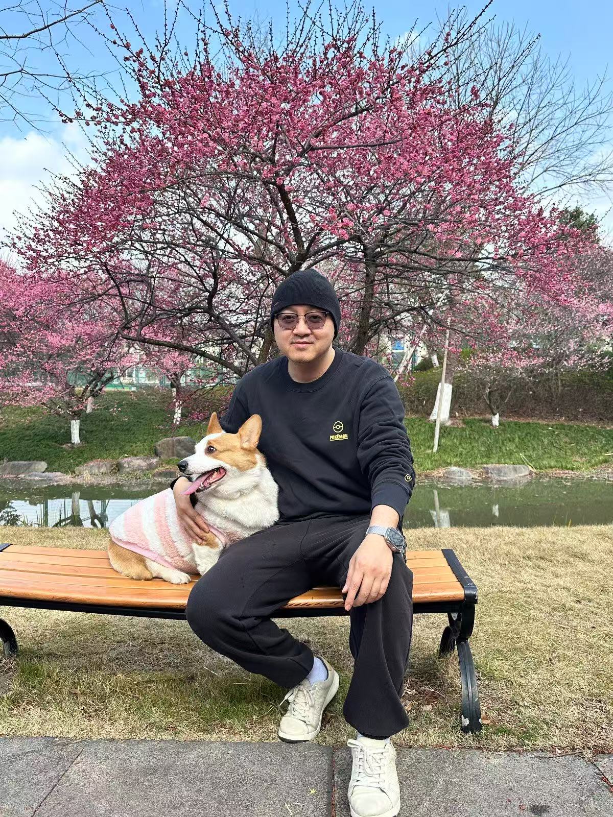 余嘉淦与小狗在春天的树下