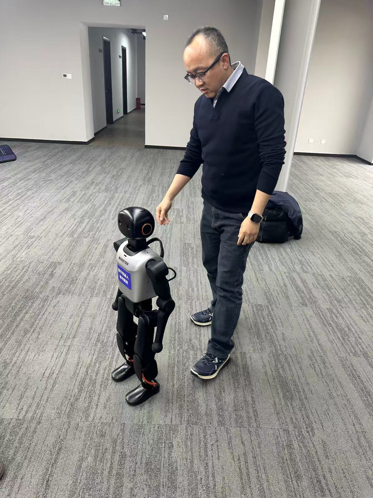 余嘉淦与人形机器人